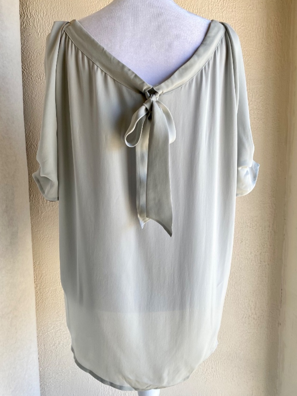 Joie short sleeved silk top in pale blue/gray, with bow tie at back Size L - Picture 5 of 11